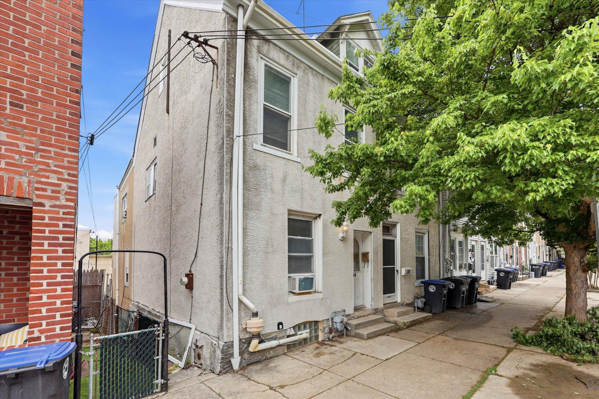 Welcome to 104 Maple Street! End of row!