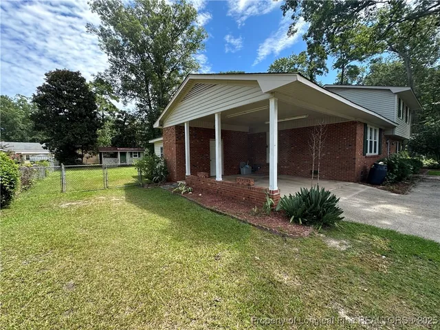 a view of a house with backyard and garden