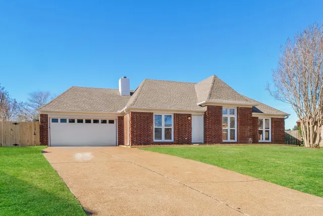 a front view of house with yard