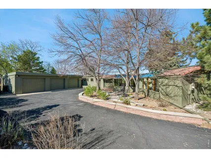 a view of back yard of the house