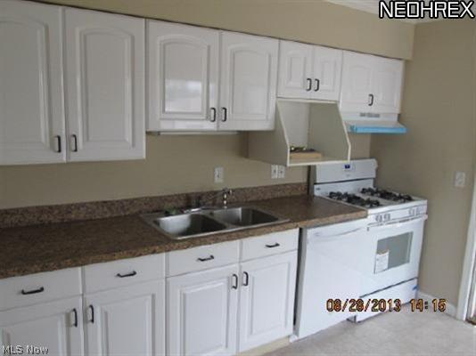 19239 Homeway Road Cleveland, OH 44135 - Photo 5 of 7 Newer looking kitchen.