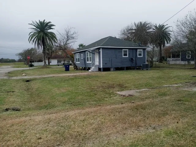 $995 | 102 North Avenue A, Freeport, TX 77541