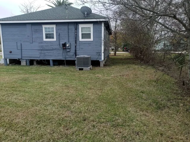 $995 | 102 North Avenue A, Freeport, TX 77541