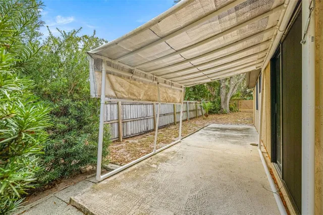 a view of a backyard