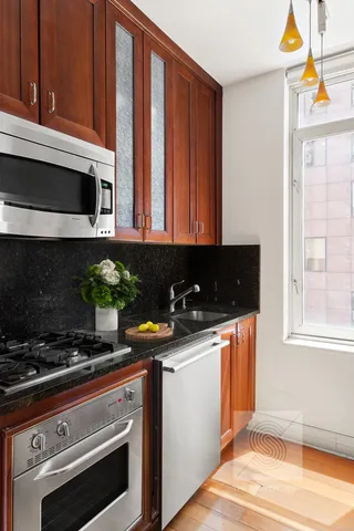 $999,000 | 145 East 48th Street, Unit 24F | Midtown East