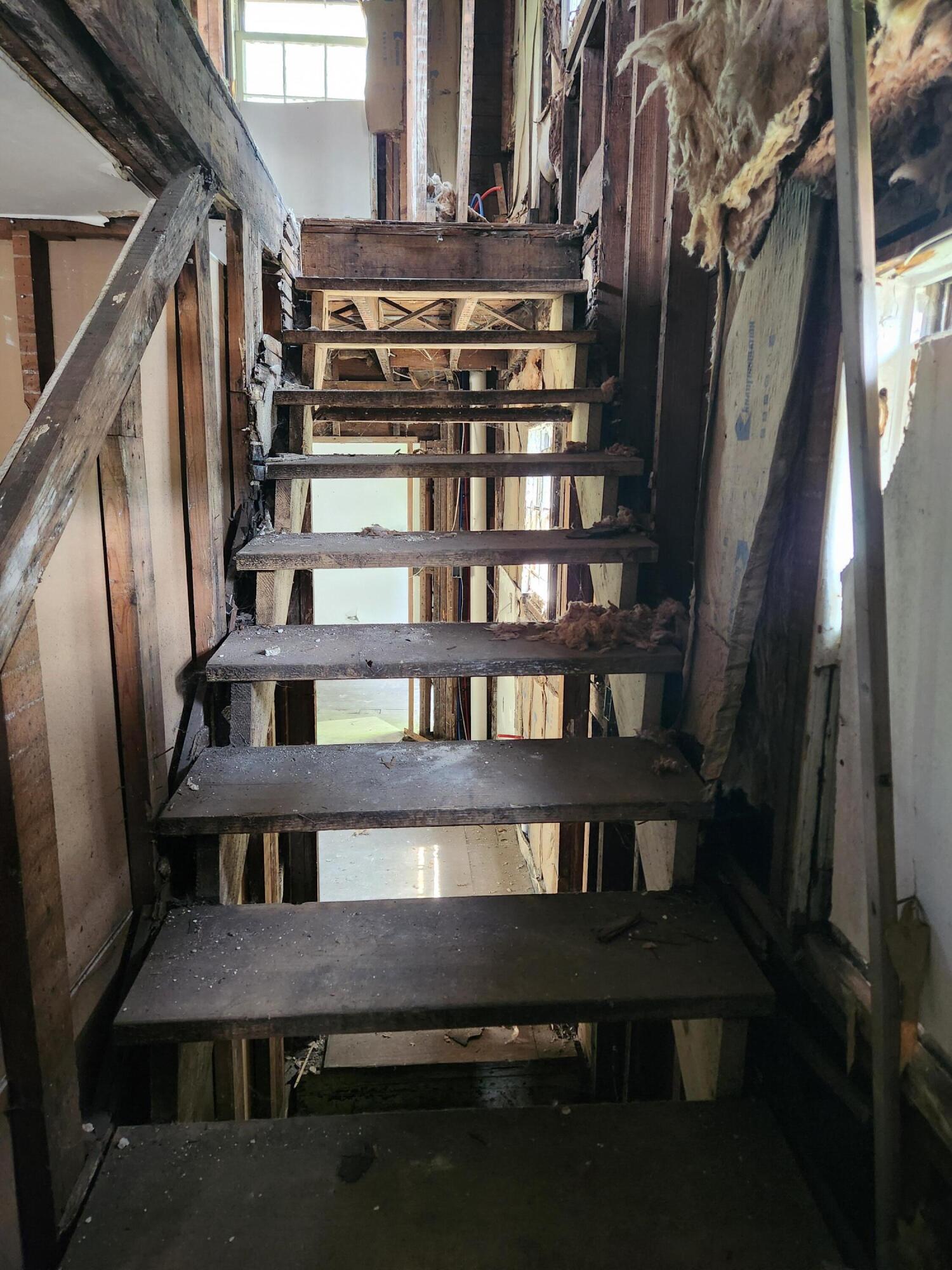 627 Tennessee Street Gary, IN 46402 - Photo 11 of 28 a view of balcony and wooden floor
