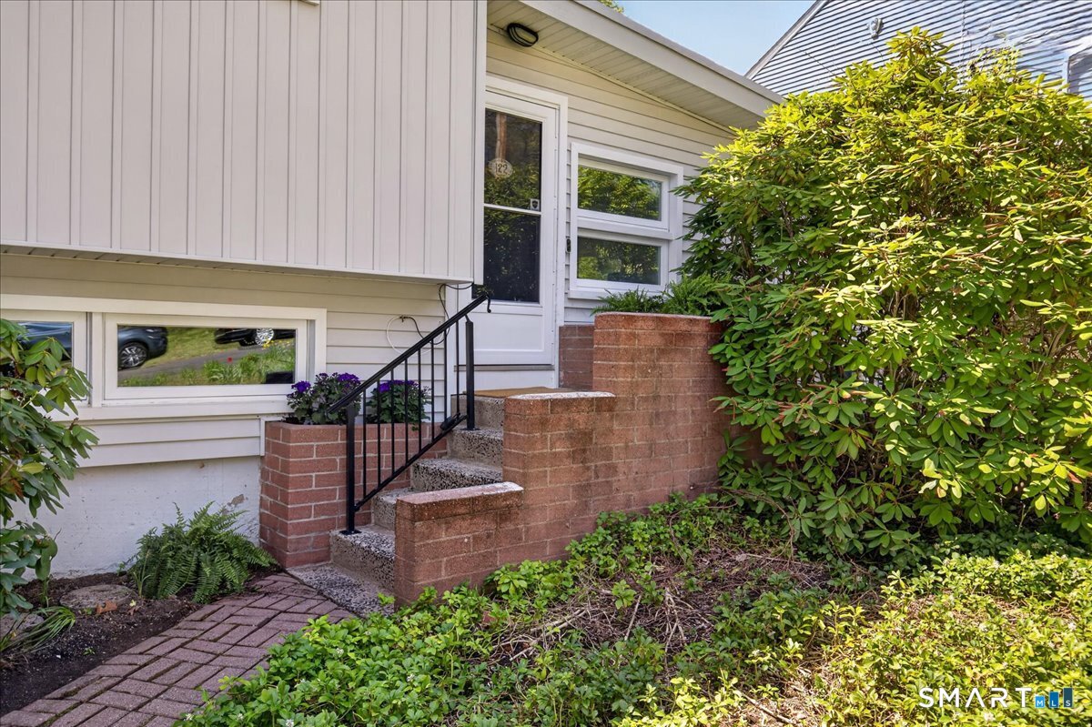 122 Corbin Road Hamden, CT 06517 - Photo 2 of 40