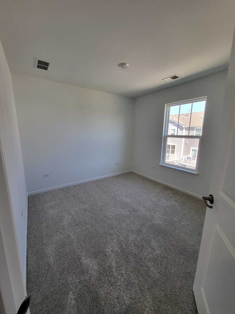 630 Wolverine Drive Aurora, IL 60502 - Photo 14 of 21 an empty room with a window