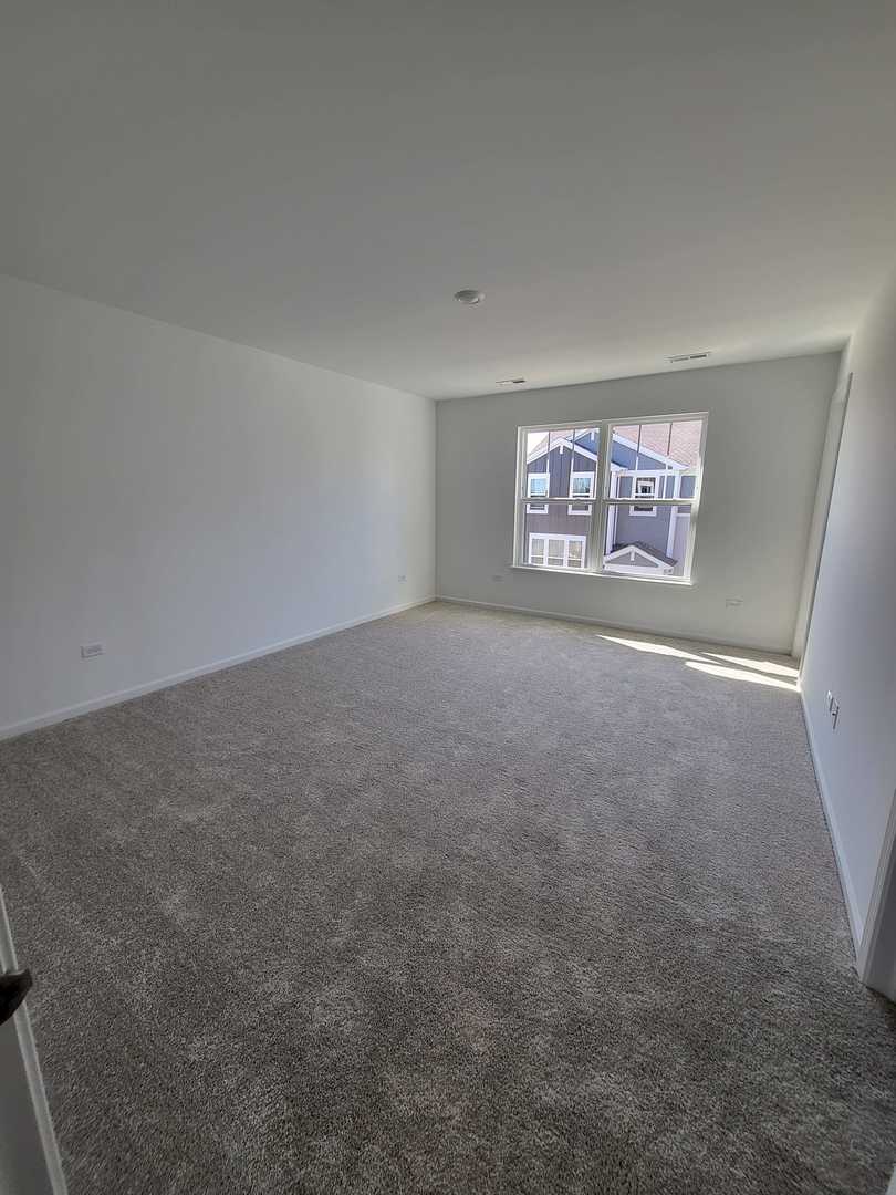 630 Wolverine Drive Aurora, IL 60502 - Photo 10 of 21 a view of an empty room and window