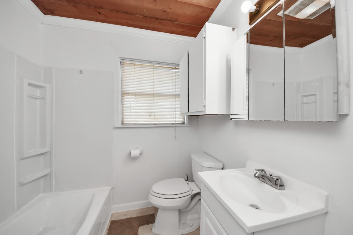 201 Delta Street Pasadena, TX 77506 - Photo 21 of 33 a bathroom with a sink a toilet and bathtub