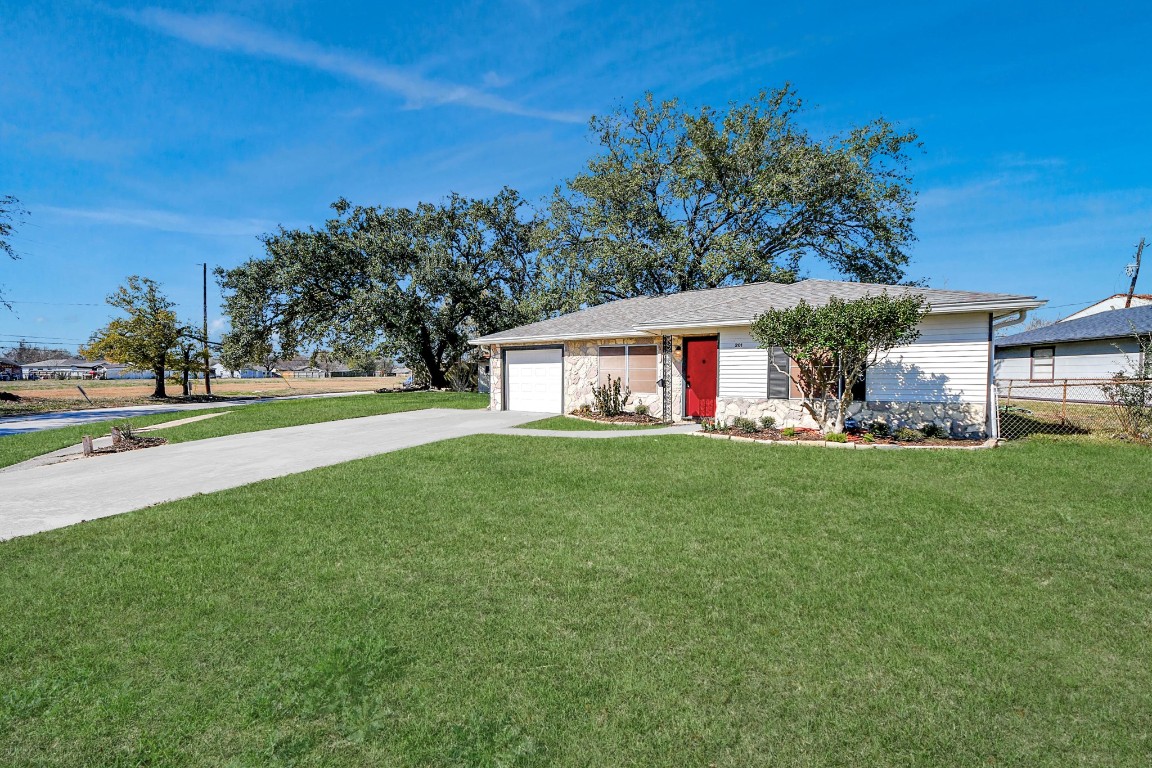 201 Delta Street Pasadena, TX 77506 - Photo 4 of 33 a front view of a house with garden