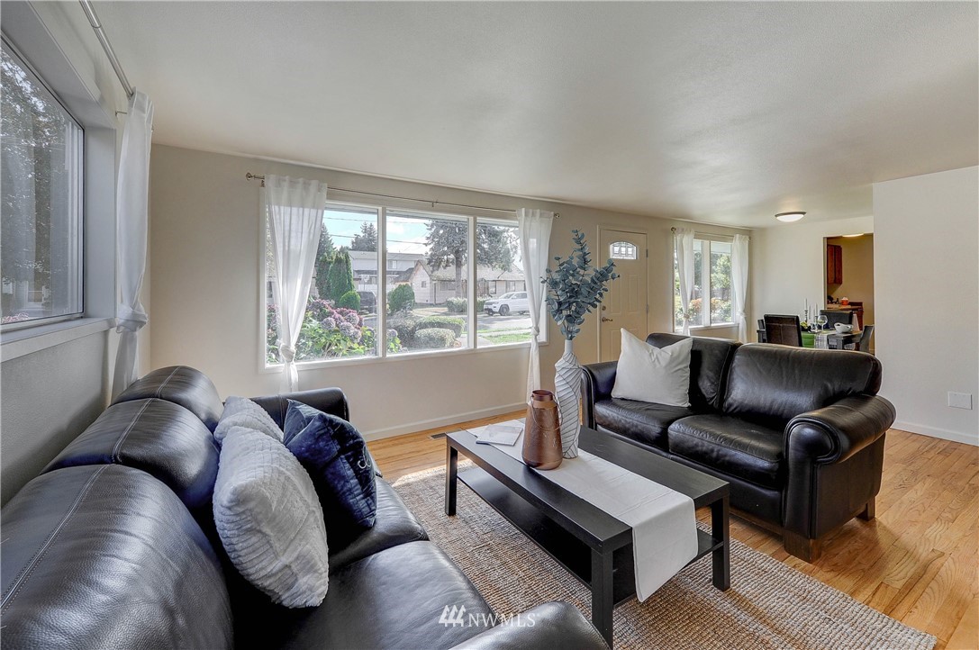 3027 Robin Avenue Bremerton, WA 98310 - Photo 4 of 25 Gallery Image 4