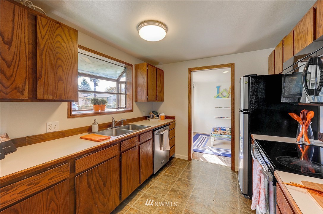3027 Robin Avenue Bremerton, WA 98310 - Photo 10 of 25 Gallery Image 10