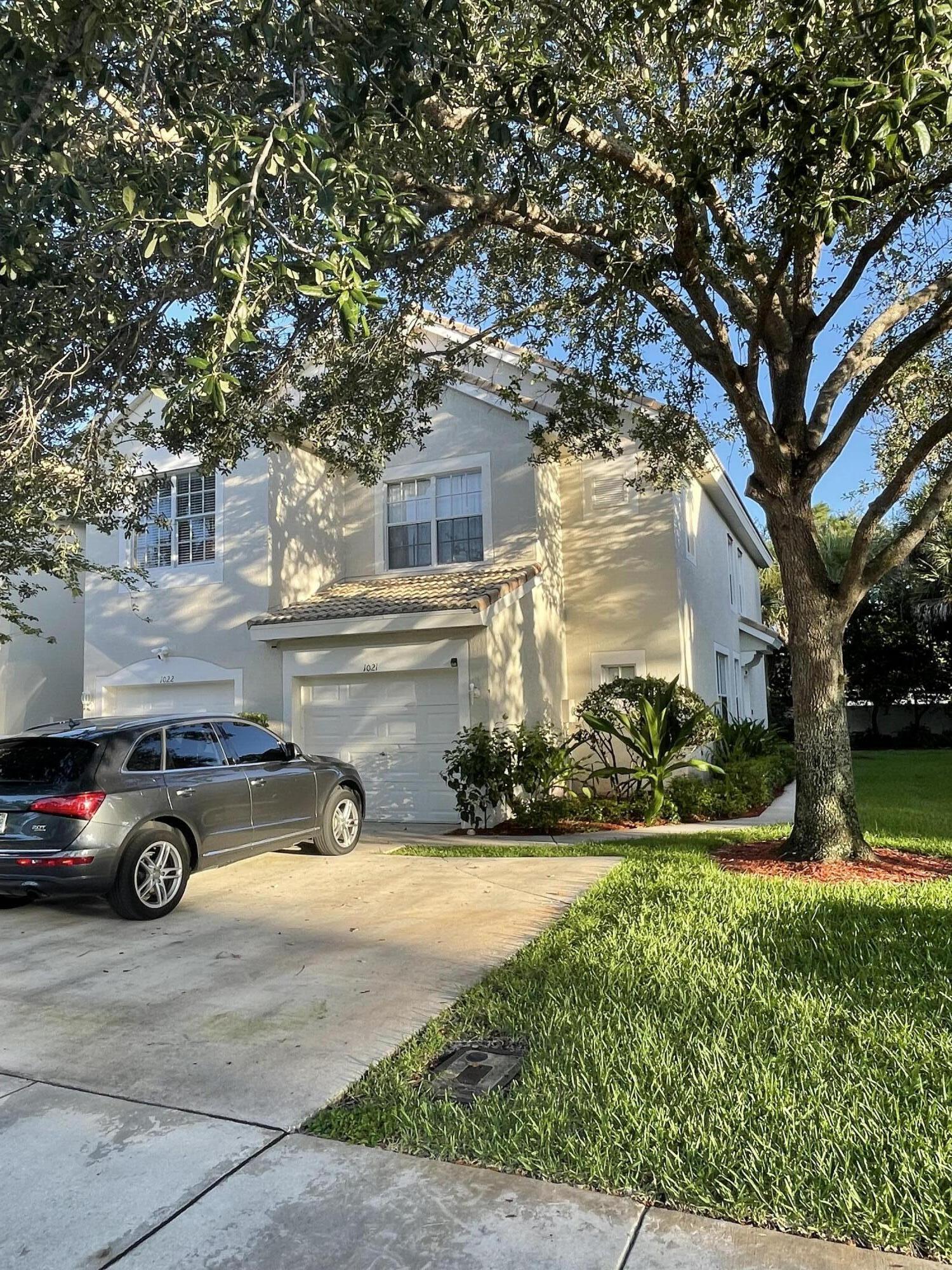 1021 Woodfield Road Greenacres, FL 33415 - Photo 2 of 32 FRONT END