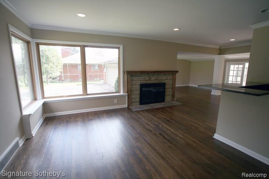 2550 Middlebelt Road West Bloomfield, MI 48324 - Photo 3 of 31 Great Room opens to Dining Room to Family Room