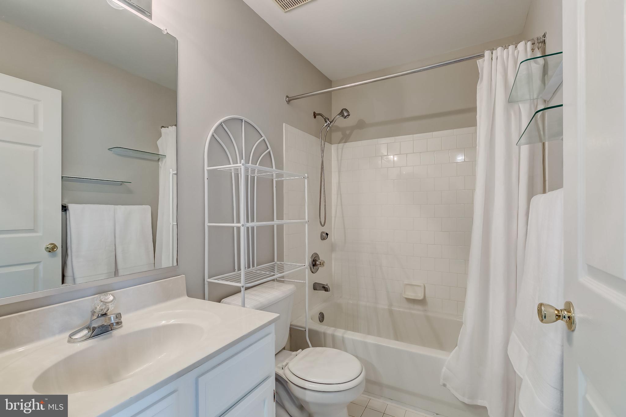 324 White Rocks Court Pasadena, MD 21122 - Photo 17 of 39 Hallway Full Bathroom
