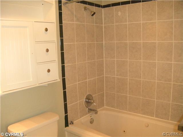 5529 Retriever Road Richmond, VA 23237 - Photo 8 of 12 Master Bath - Tiled shower, jacuzzi tub!