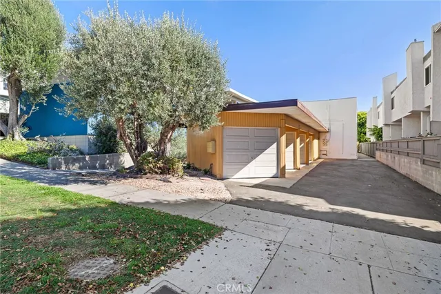 $4,250 | 904 1st Street, Unit 2, Hermosa Beach, CA 90254