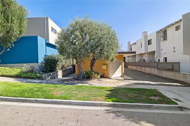 $4,250 | 904 1st Street, Unit 2, Hermosa Beach, CA 90254