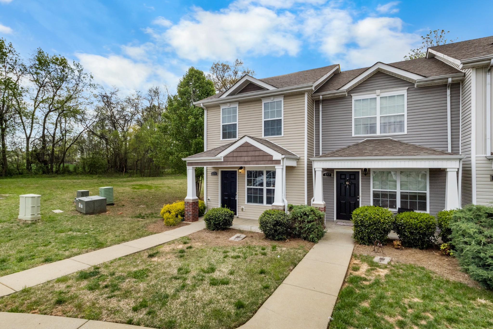 179 Alexander Boulevard Clarksville, TN 37040 - Photo 2 of 40 a front view of a house with garden