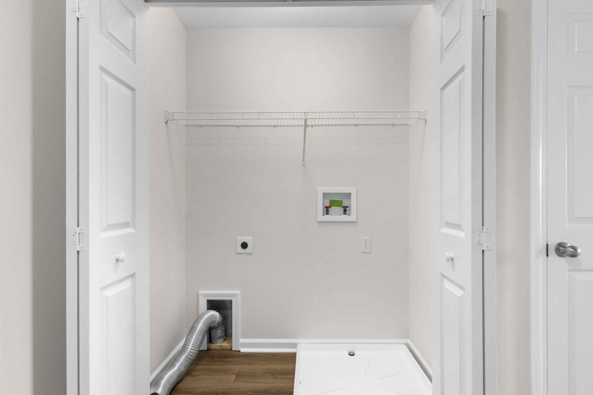 179 Alexander Boulevard Clarksville, TN 37040 - Photo 26 of 40 a bathroom with a bathtub