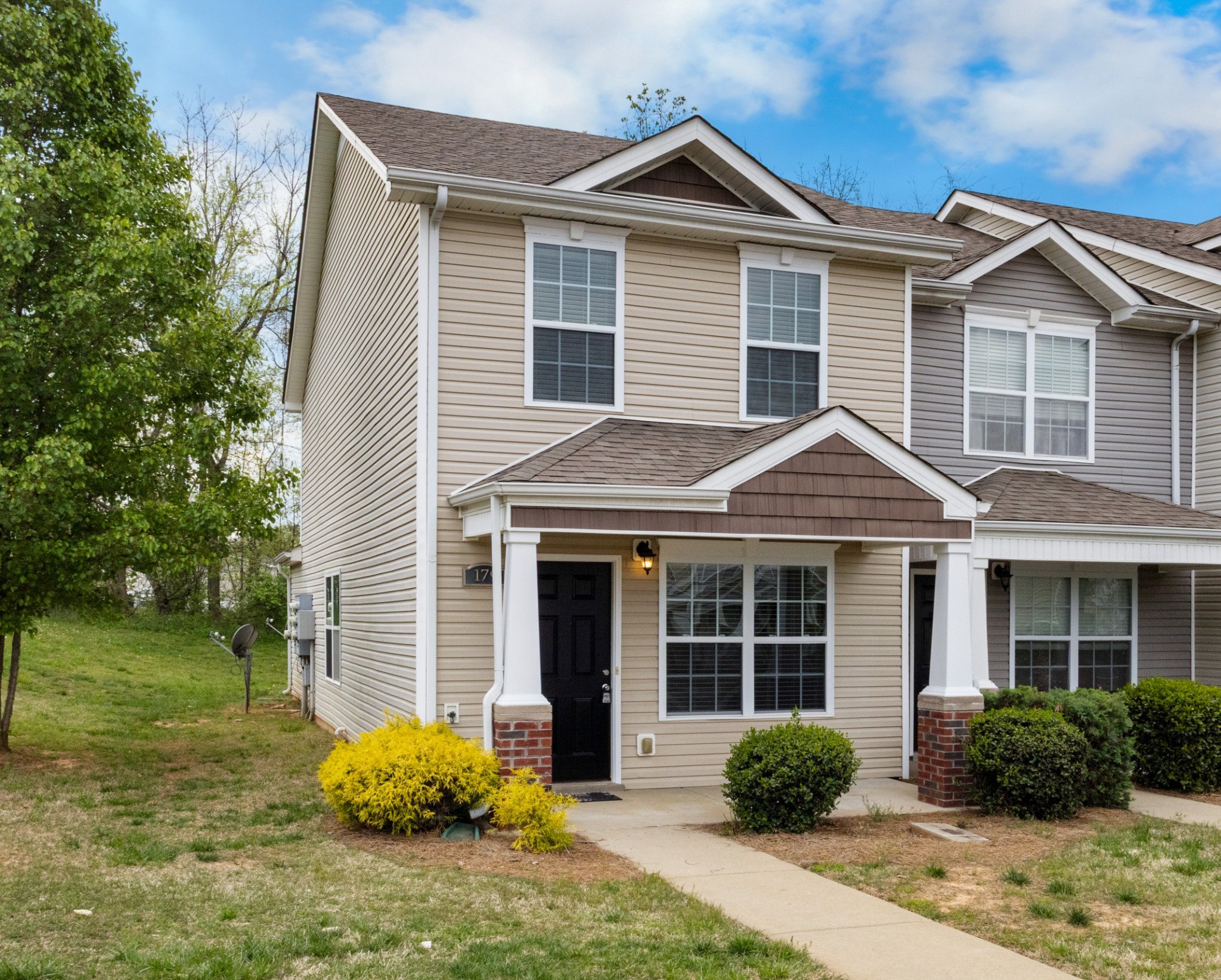 179 Alexander Boulevard Clarksville, TN 37040 - Photo 4 of 40 a front view of a house with a garden