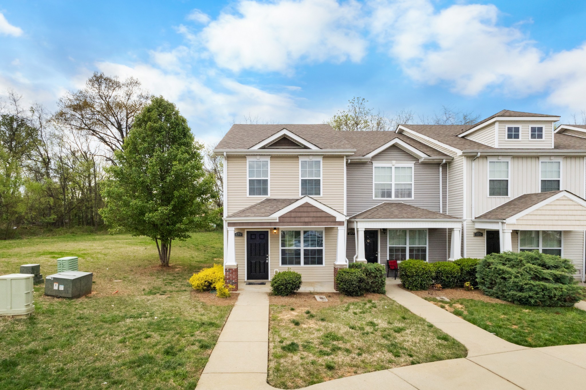 179 Alexander Boulevard Clarksville, TN 37040 - Photo 5 of 40 a front view of a house with garden