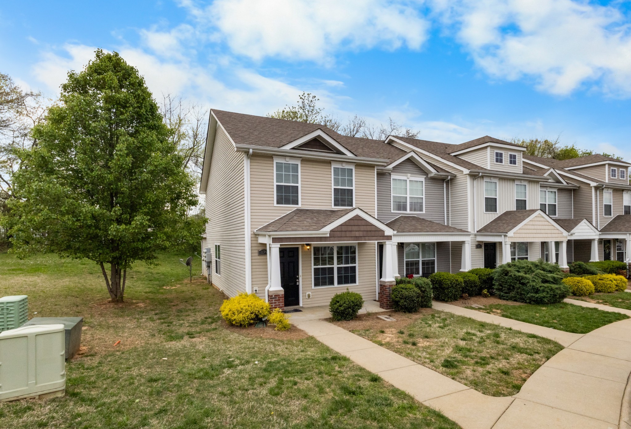 179 Alexander Boulevard Clarksville, TN 37040 - Photo 6 of 40 a front view of a house with a yard