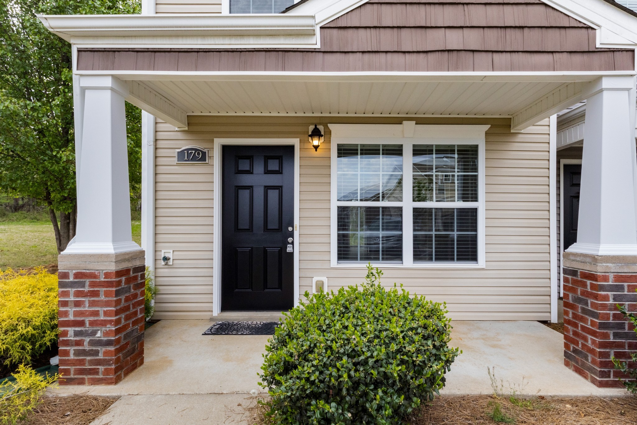 179 Alexander Boulevard Clarksville, TN 37040 - Photo 7 of 40 a front view of a house with a yard