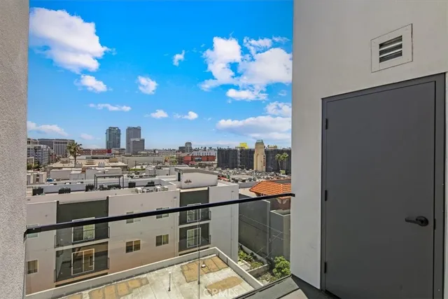 $810,000 | 321 South Oxford Avenue, Unit 606, Los Angeles, CA 90020