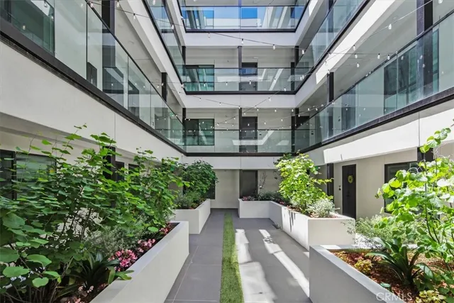 $810,000 | 321 South Oxford Avenue, Unit 606, Los Angeles, CA 90020