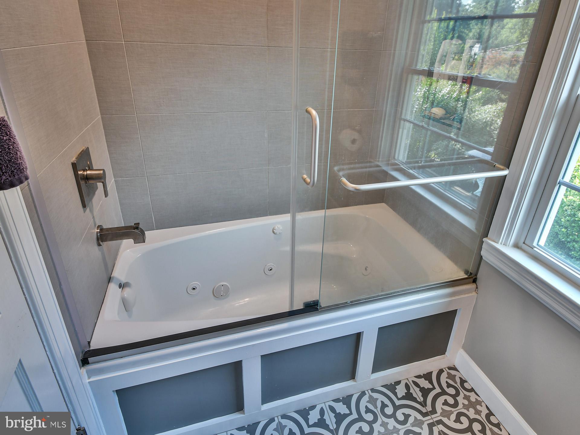 12 Tamworth Road Baltimore, MD 21210 - Photo 41 of 50 Hallway bath with jacuzzi tub. Newer 2022