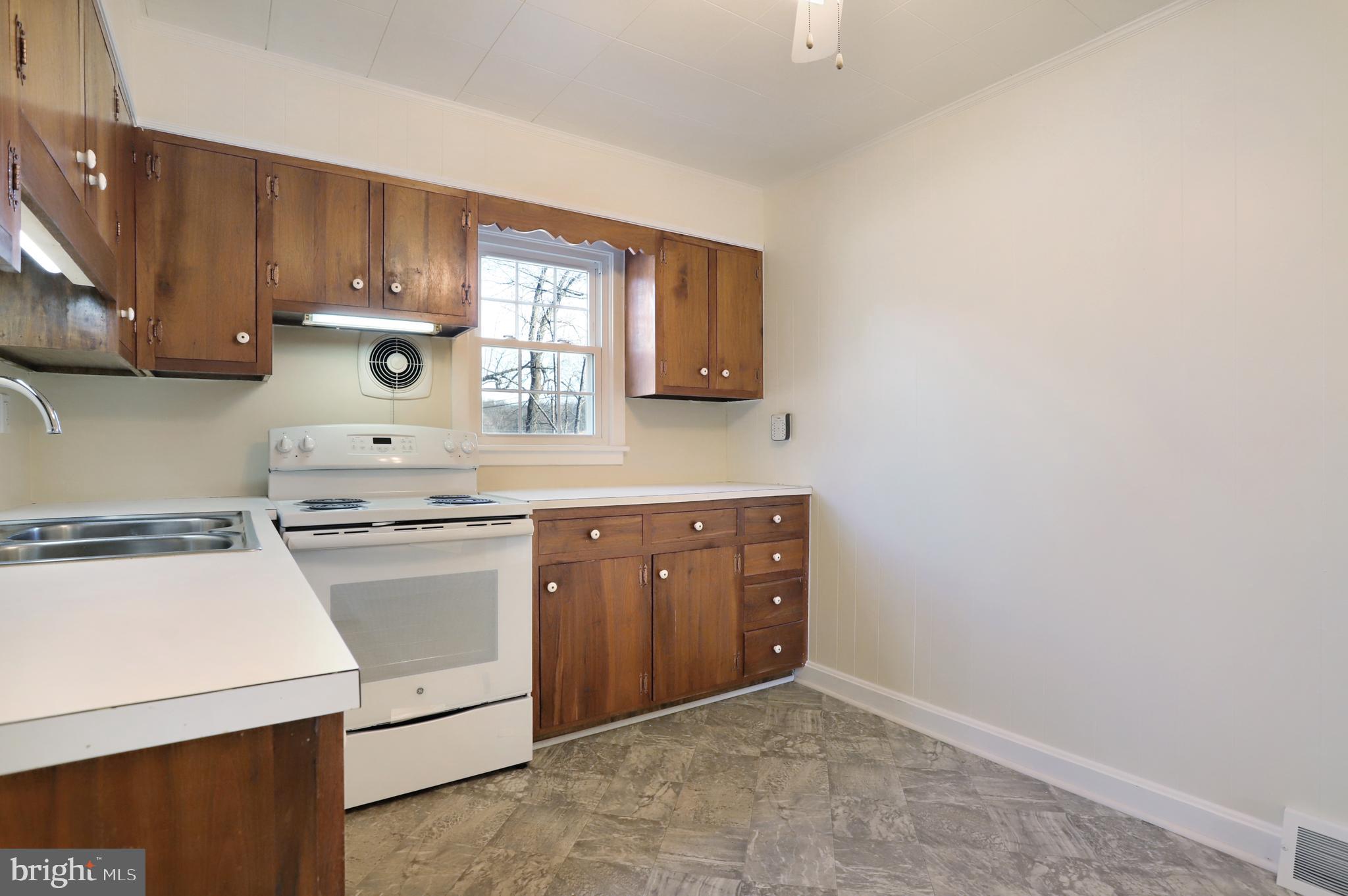 12112 Walnut Point Road Hagerstown, MD 21740 - Photo 17 of 34 Kitchen - room for an eat-in kitchen.