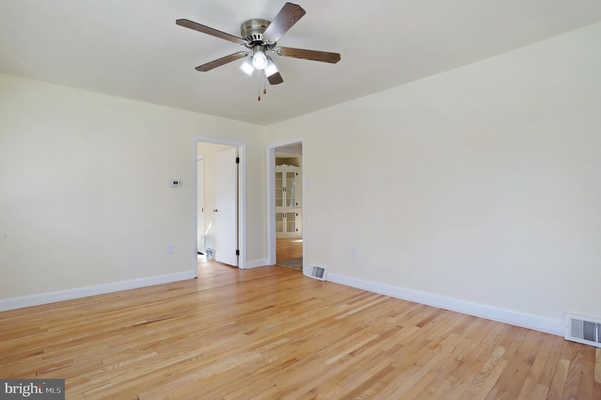 12112 Walnut Point Road Hagerstown, MD 21740 - Photo 10 of 34 Living room.