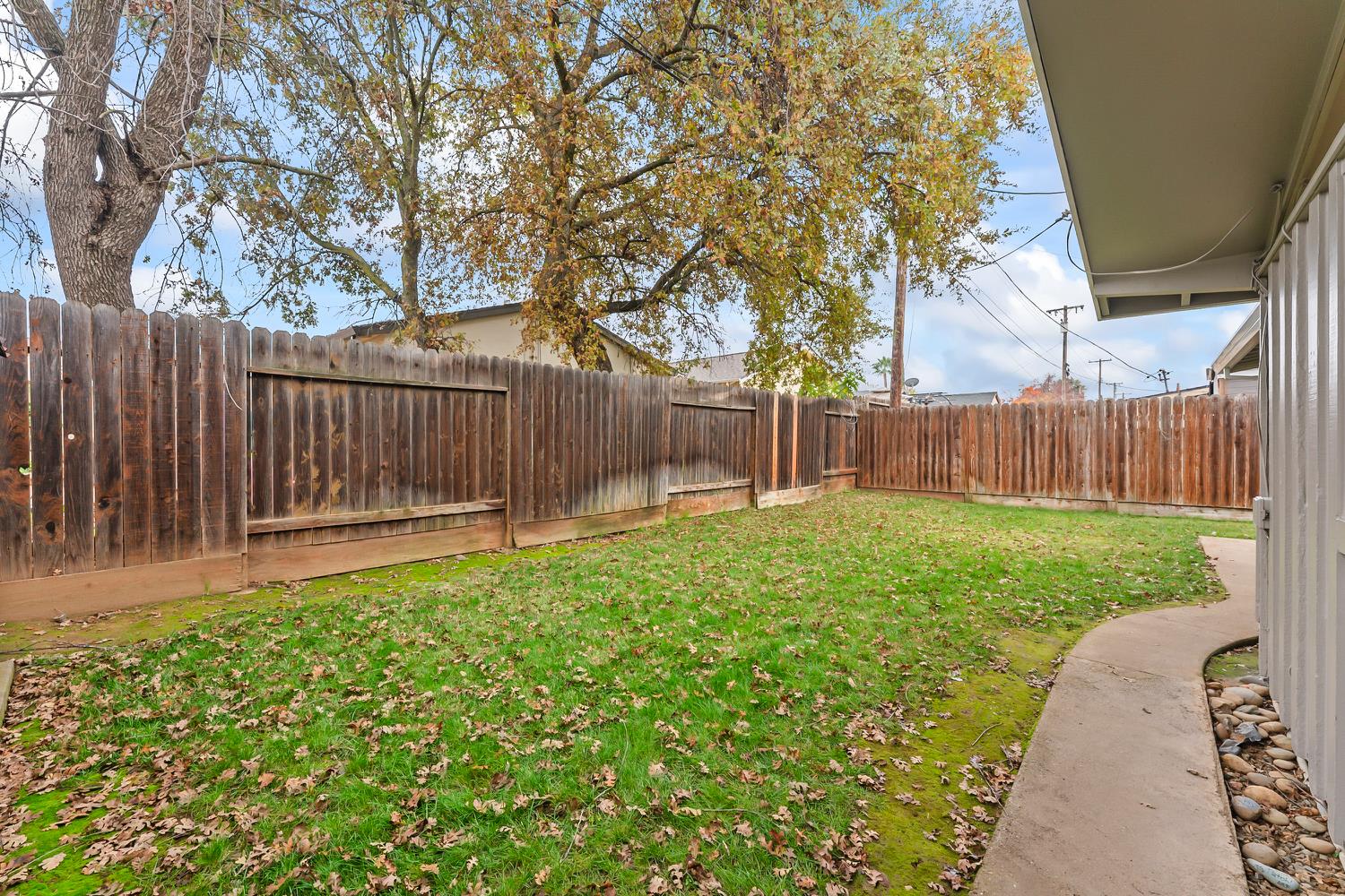 317 Brookwood Road Roseville, CA 95678 - Photo 33 of 36 a view of a backyard with wooden fence