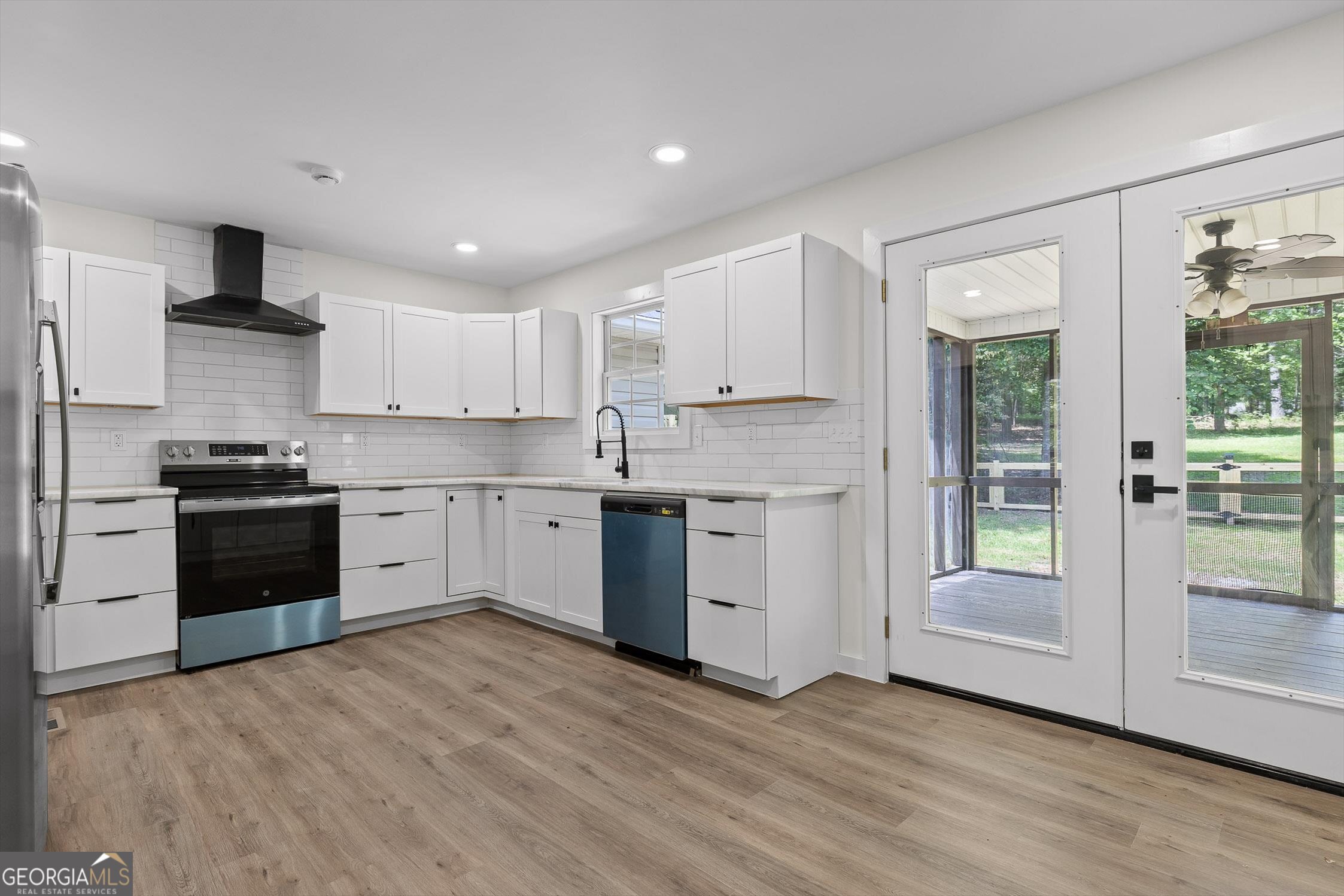 506 Condra Road Ringgold, GA 30736 - Photo 8 of 27 a kitchen with stainless steel appliances a refrigerator sink and cabinets
