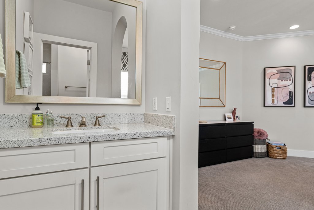 203 Lodestone Lane Austin, TX 78738 - Photo 36 of 40 Jack and Jill bathroom