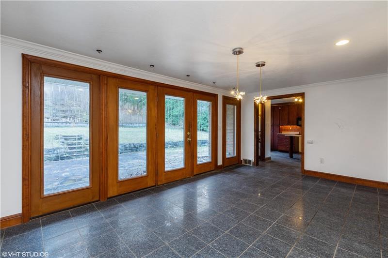 318 Rosslyn Road Carnegie, PA 15106 - Photo 8 of 11 Gallery Image 8