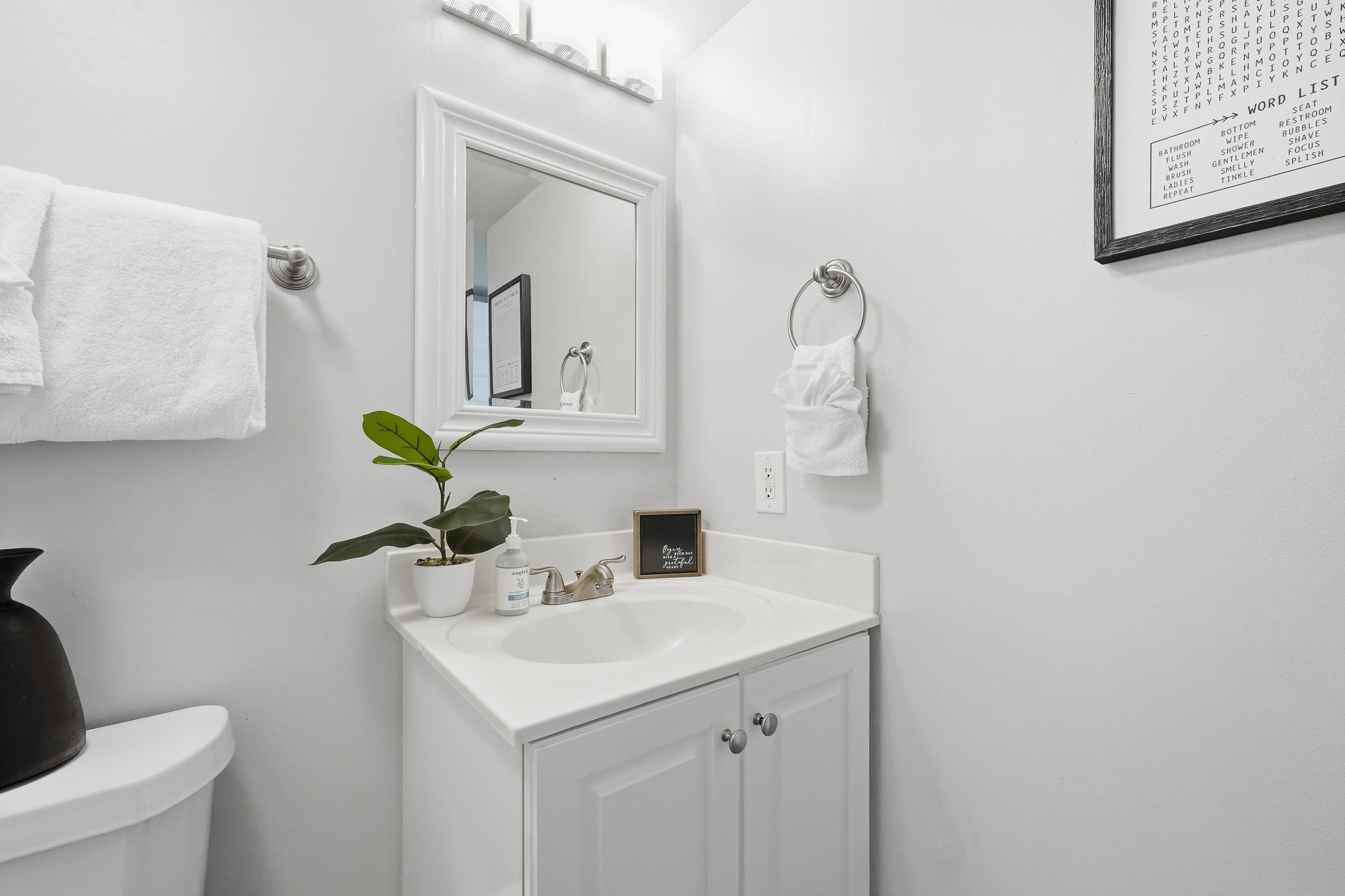 866 Santa Rosa Boulevard, Unit 506 Fort Walton Beach, FL 32548 - Photo 23 of 49 a bathroom with a sink and a mirror
