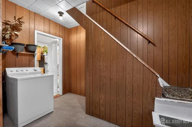 a view of entryway and kitchen