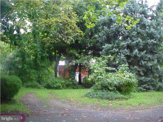 1016 Edinburg Road Hamilton, NJ 08690 - Photo 4 of 4 a view of a yard in front of a house