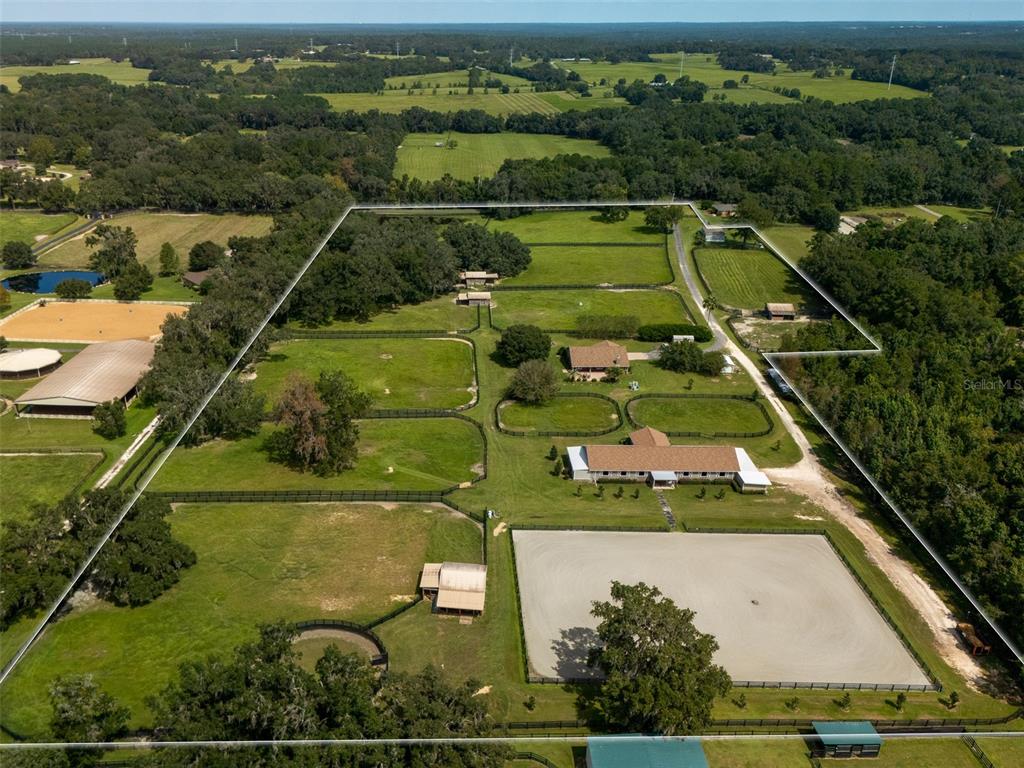 an aerial view of a tennis court