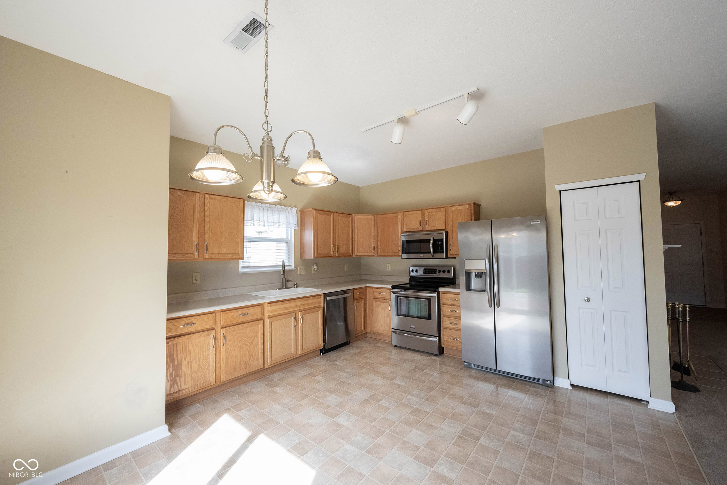 12237 Packers Avenue Fishers, IN 46037 - Photo 6 of 36