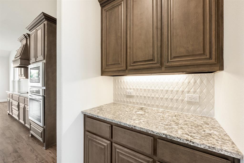 721 Seahawk Street Joshua, TX 76058 - Photo 10 of 40 a view of a kitchen