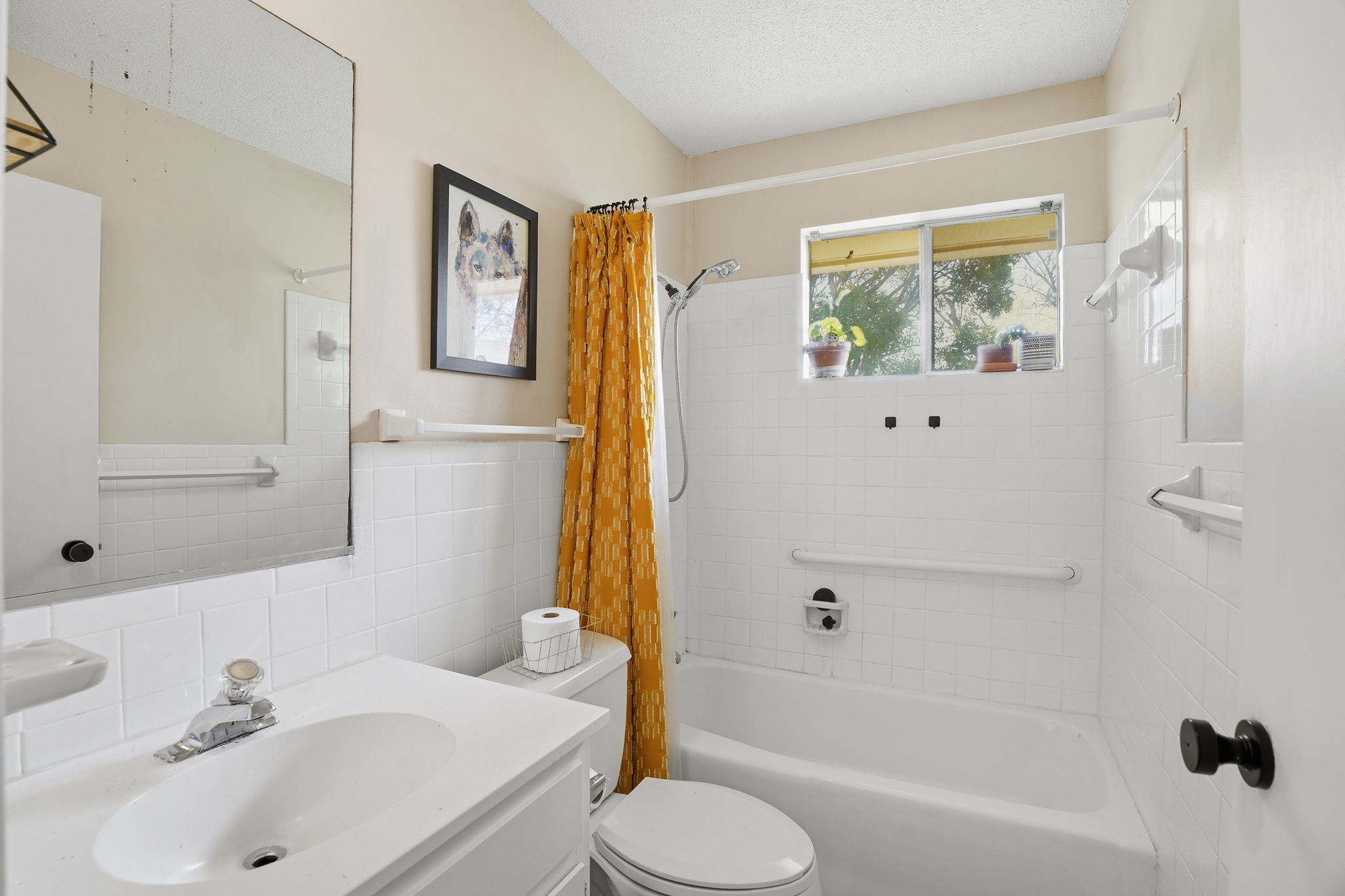 10305 Golden Quail Drive Austin, TX 78758 - Photo 23 of 39 a bathroom with a sink and a tub