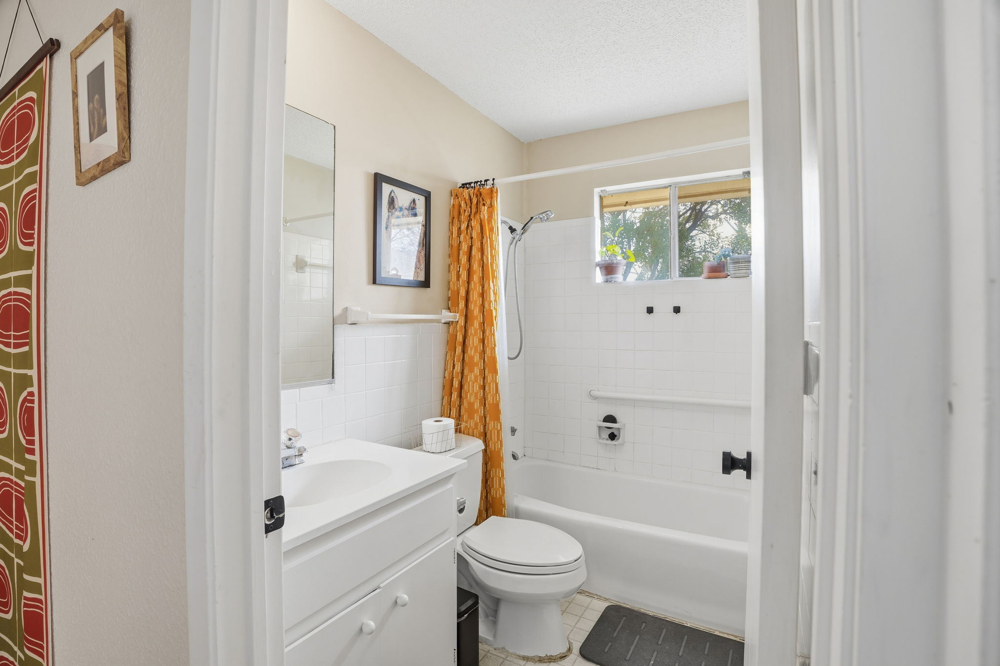 10305 Golden Quail Drive Austin, TX 78758 - Photo 24 of 39 a bathroom with a bathtub toilet and sink