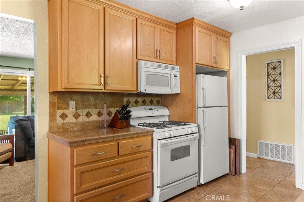 9099 Midway Durham, CA 95938 - Photo 5 of 32 Gas range