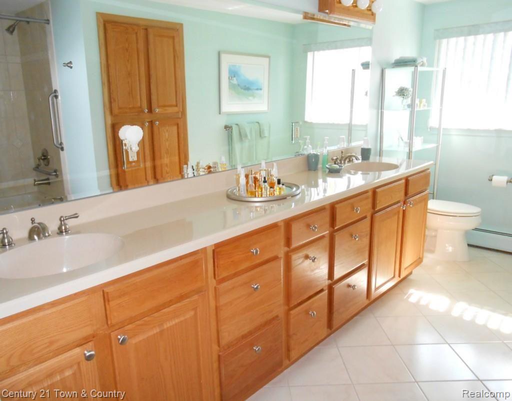 685 Lynndale Court Rochester, MI 48309 - Photo 27 of 56 Hall Bath 1.jpg