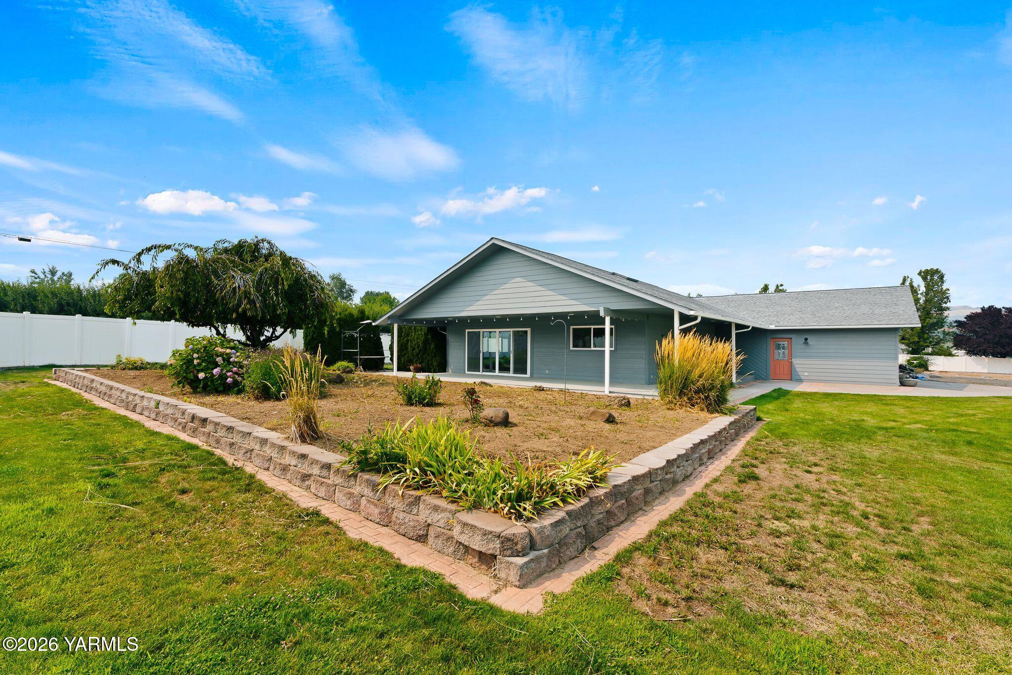 575 Parish Road Selah, WA 98942 - Photo 33 of 36 02_Exterior_LushGardenBeds