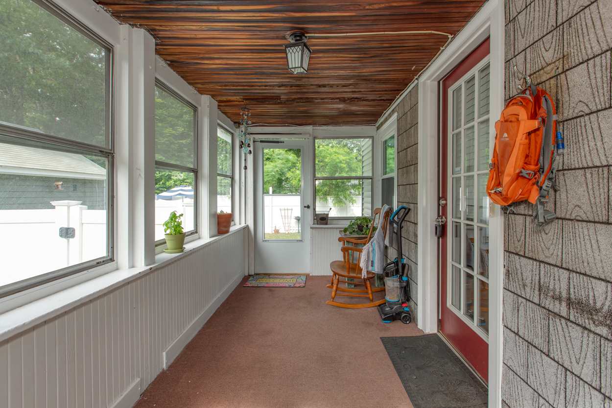 137 Rochelle Avenue Manchester, NH 03102 - Photo 3 of 33 Gallery Image 3